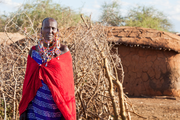 Masai-gemeenschap in traditioneel dorp met lemen hutten