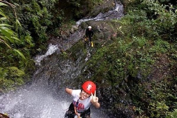 Canyoning in Mindo, abseilen langs watervallen en rotsen in het tropische nevelwoud.