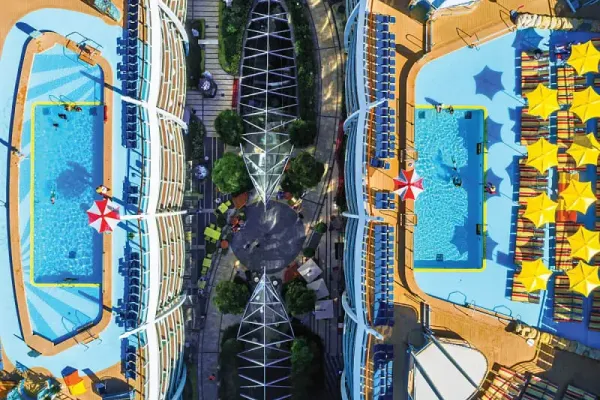 Zwembaddek van de Oasis of the Seas met ligbedden, zwembaden en uitzicht over zee