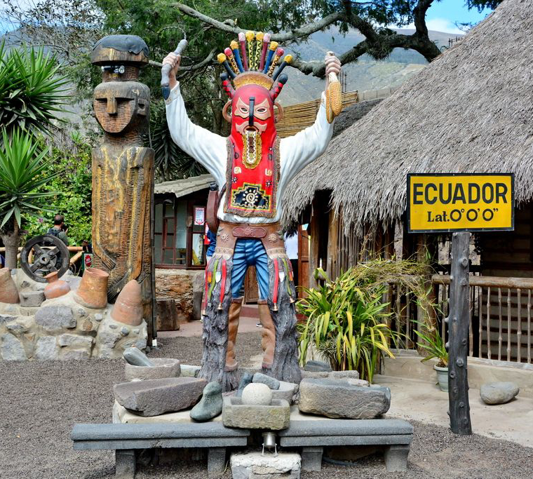 Het Intiñan Museum bij de evenaar in Ecuador, waar inheemse cultuur, tradities en interactieve tentoonstellingen samenkomen.
