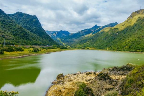 Berglandschap onderweg naar Quito, met hoogvlaktes en vulkanische omgeving tijdens de terugreis vanuit Mindo
