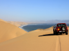 Swakopmund_Namibie_Auto met uitzicht over duinen en zee