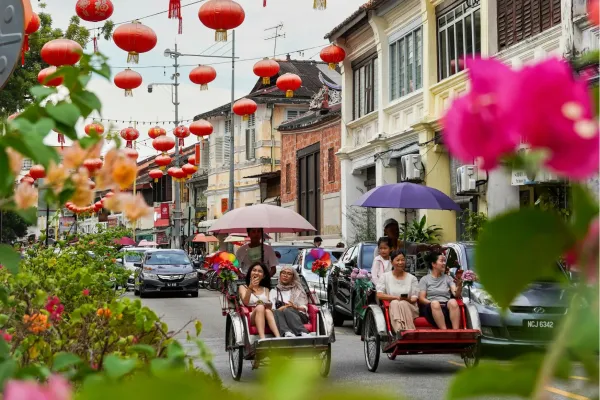 Fietstaxi’s onder rode lampionnen in het historische George Town op Penang tijdens rondreis Maleisië