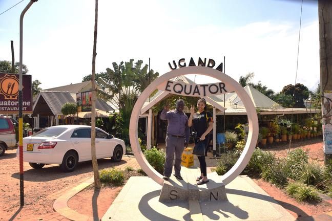 Evenaarmonument in Kayabwe Oeganda waar reizigers foto’s maken op beide halfronden.
