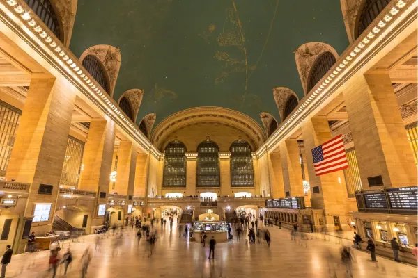 Historische hal van Grand Central Terminal in New York met reizigers en het iconische plafond