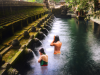 Heilige waterbassins van Tirta Empul tempel bij Ubud Bali