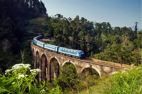 Blauwe trein rijdt door het groene berglandschap bij Ella in Sri Lanka
