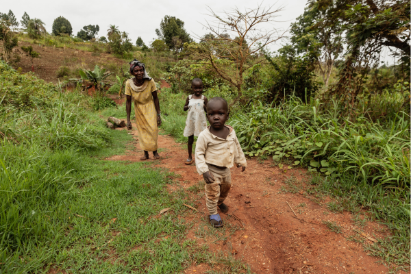 
Onderweg-rijd-je-door-een-landschap-van-glooiende-heuvels-felgroene-theeplantages-en-dorpjes-waar-kinderen-langs-de-weg.