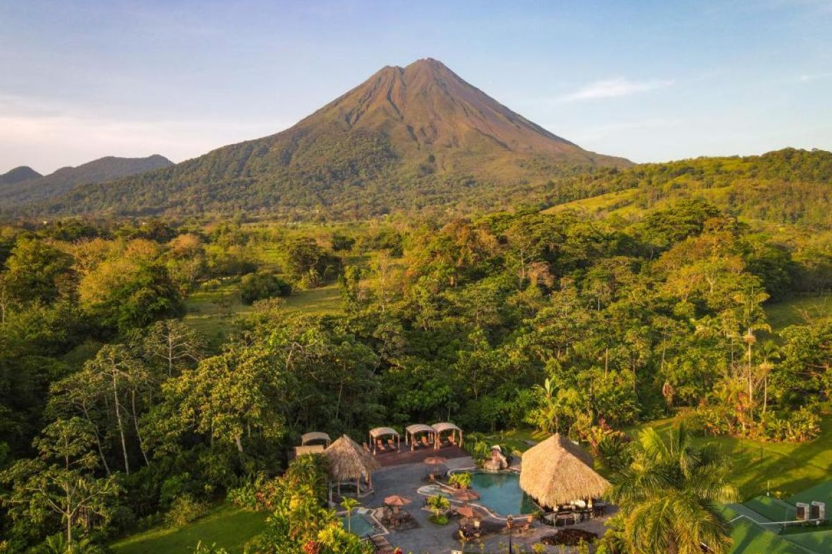 Arenal Manoa Resort met uitzicht op de Arenal vulkaan in Costa Rica.