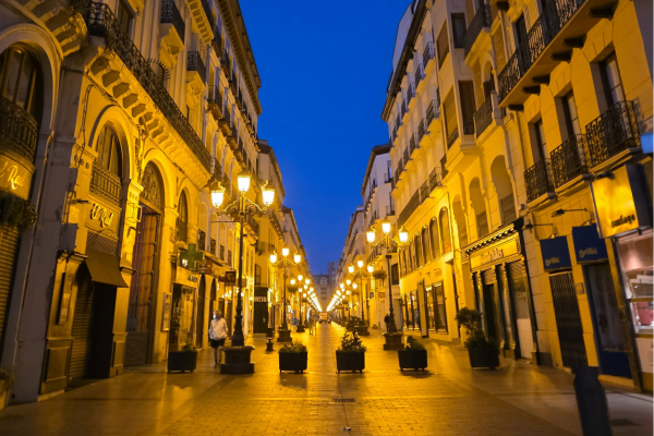 Avondlicht over Granada met zicht op het Alhambra