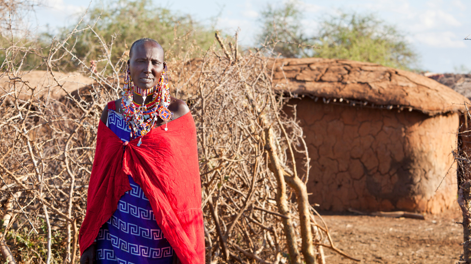 Masai-gemeenschap in traditioneel dorp met lemen hutten