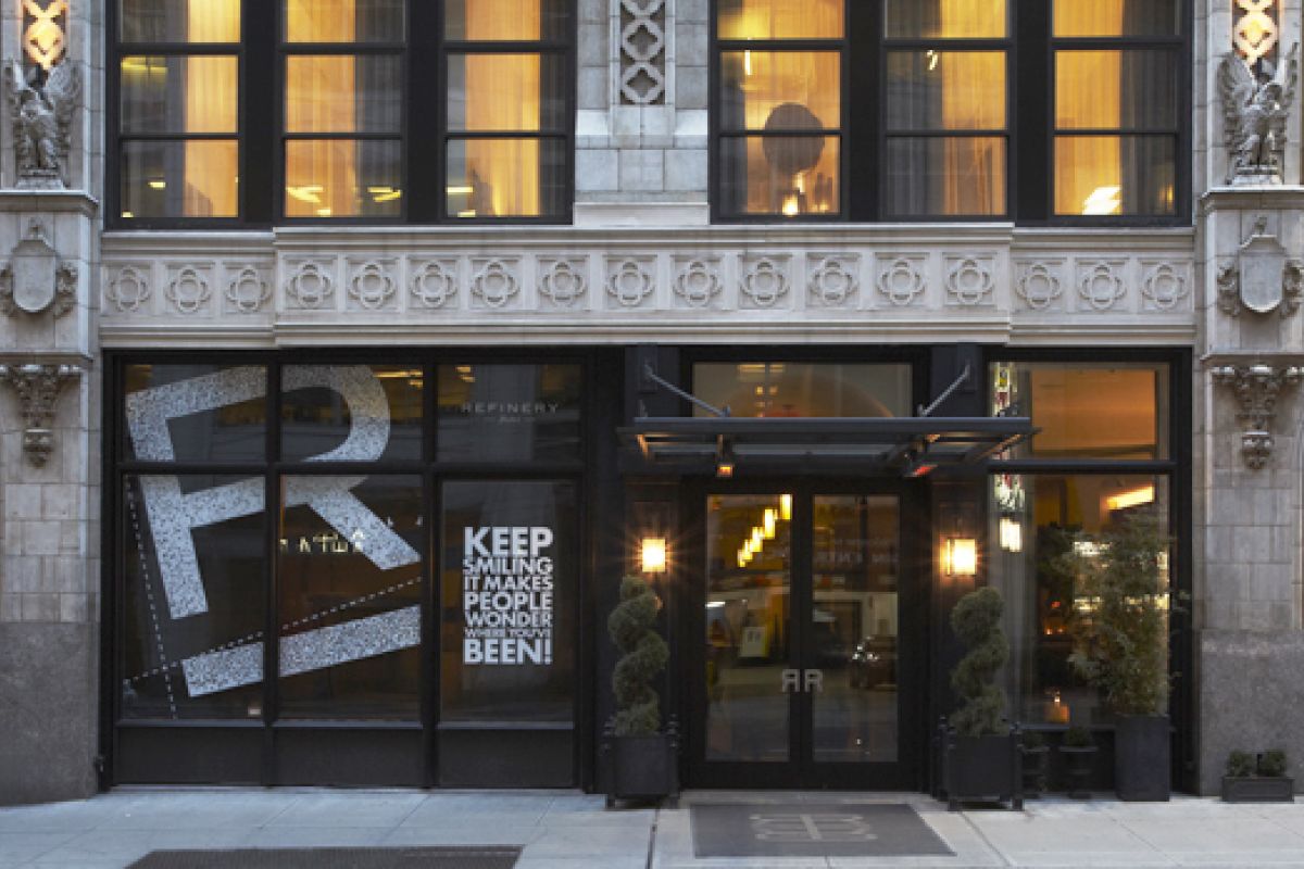 Stijlvolle gevel van het Refinery Hotel, luxe boutiquehotel in Midtown Manhattan.