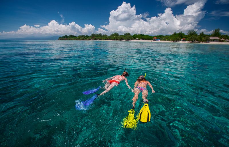 mensen die aan het snorkelen zijn in water gili eiland