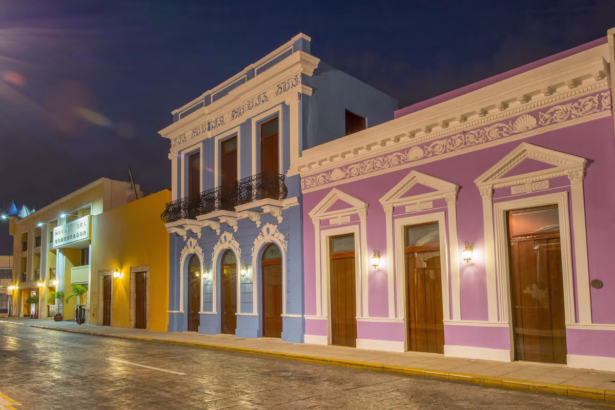 Exterieur van Hotel del Gobernador met moderne koloniale uitstraling