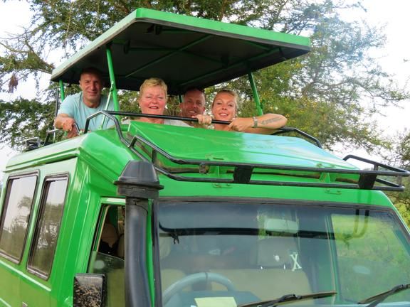 afariwagen tijdens afternoon game drive in Lake Mburo National Park met zebra’s en savannezicht.