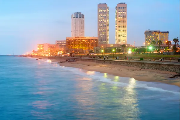 Uitzicht op de kust en gebouwen van Colombo in Sri Lanka