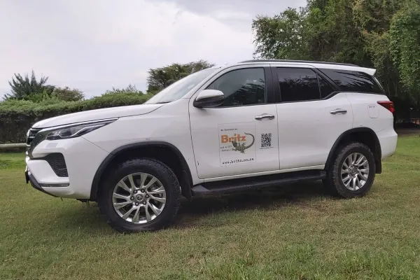 Luxe Toyota Fortuner 4×4 met hoge zit en ruime bagagecapaciteit voor avontuurlijke rondreizen