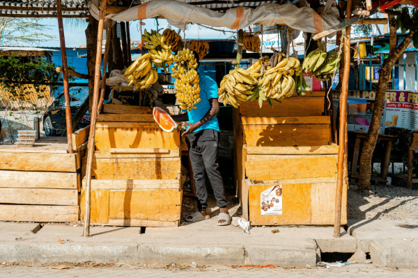 Lokale marktkraam in Nairobi met fruit, groente en dagelijkse bedrijvigheid