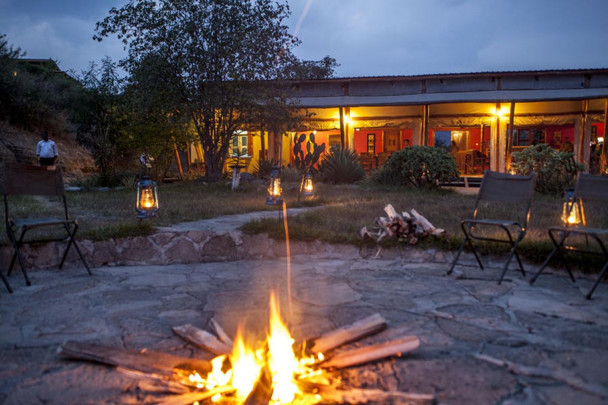 Marafiki Safari Lodge in Northern Queen Elizabeth National Park met uitzicht op savanne en Rwenzori Mountains.