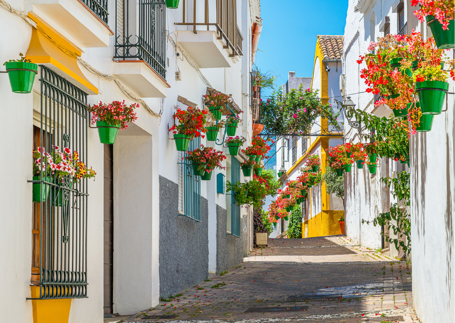Sfeervolle straat in het historische centrum van Málaga met winkels en terrassen