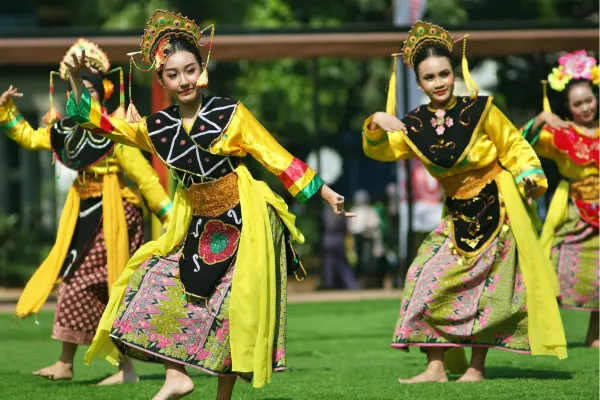 Danseressen in kleurrijke traditionele kleding tijdens een culturele dansvoorstelling in rondreis Maleisië