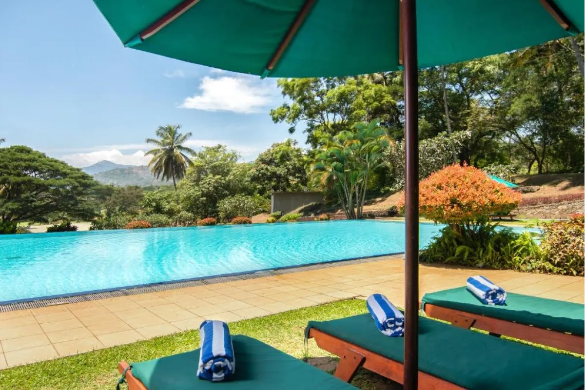 Victoria Golf Resort in Digana met buitenzwembad en groene omgeving