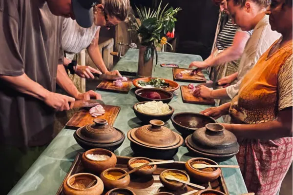 Reizigers tijdens een traditionele kookervaring in Sri Lanka