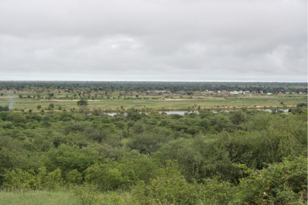 “Rundu in Namibië met de Okavango-rivier als natuurlijke grens, met aan de overzijde het land Angola.”