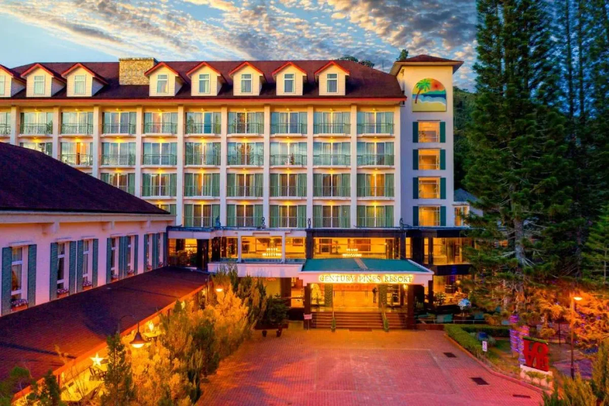 Verlicht buitenaanzicht van Century Pines Resort in de Cameron Highlands