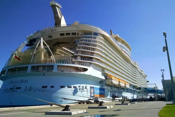 Cruiseschepen aangemeerd in Port Canaveral Florida onder een heldere blauwe lucht