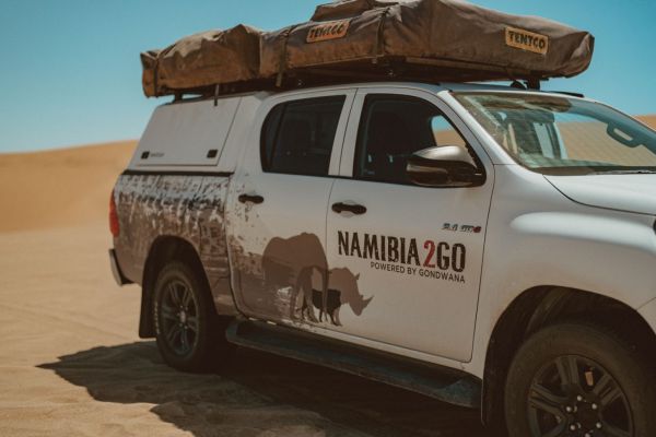 Rooftop tent Toyota Hilux 4×4 voor 2-persoons kampeerreizen door de woestijn en nationale parken van Namibië