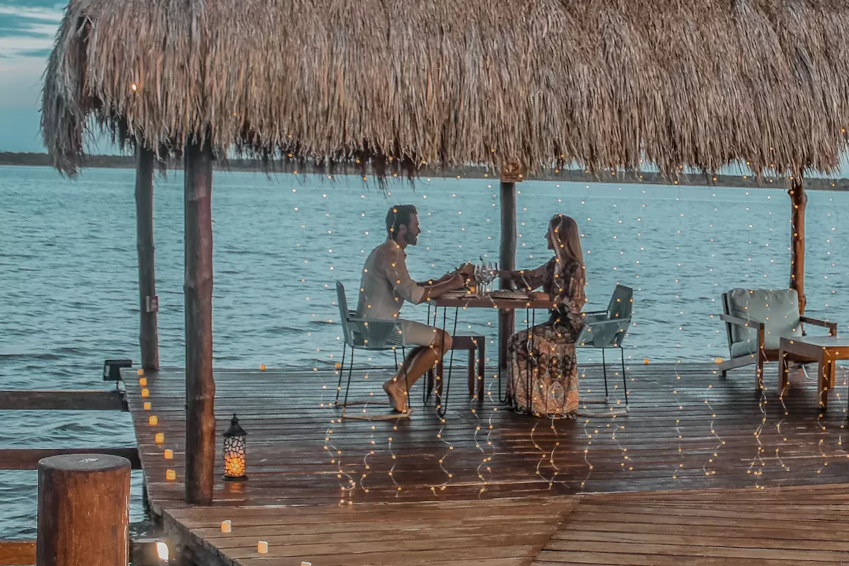 Open-air dining aan het turquoise water bij Khaban Bacalar