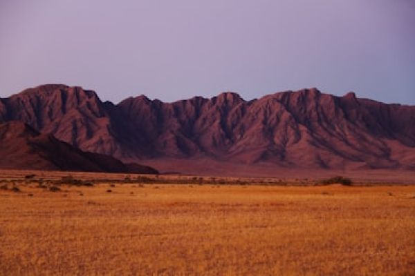 “Rode zandsteenkliffen van het Waterberg Plateau in Namibië, een indrukwekkende natuurparel met markante rotsformaties.”
