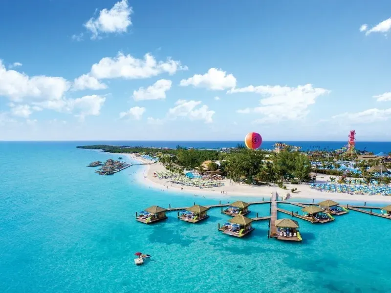 Wit zandstrand met palmbomen en turquoise water op Perfect Day at CocoCay op de Bahama's