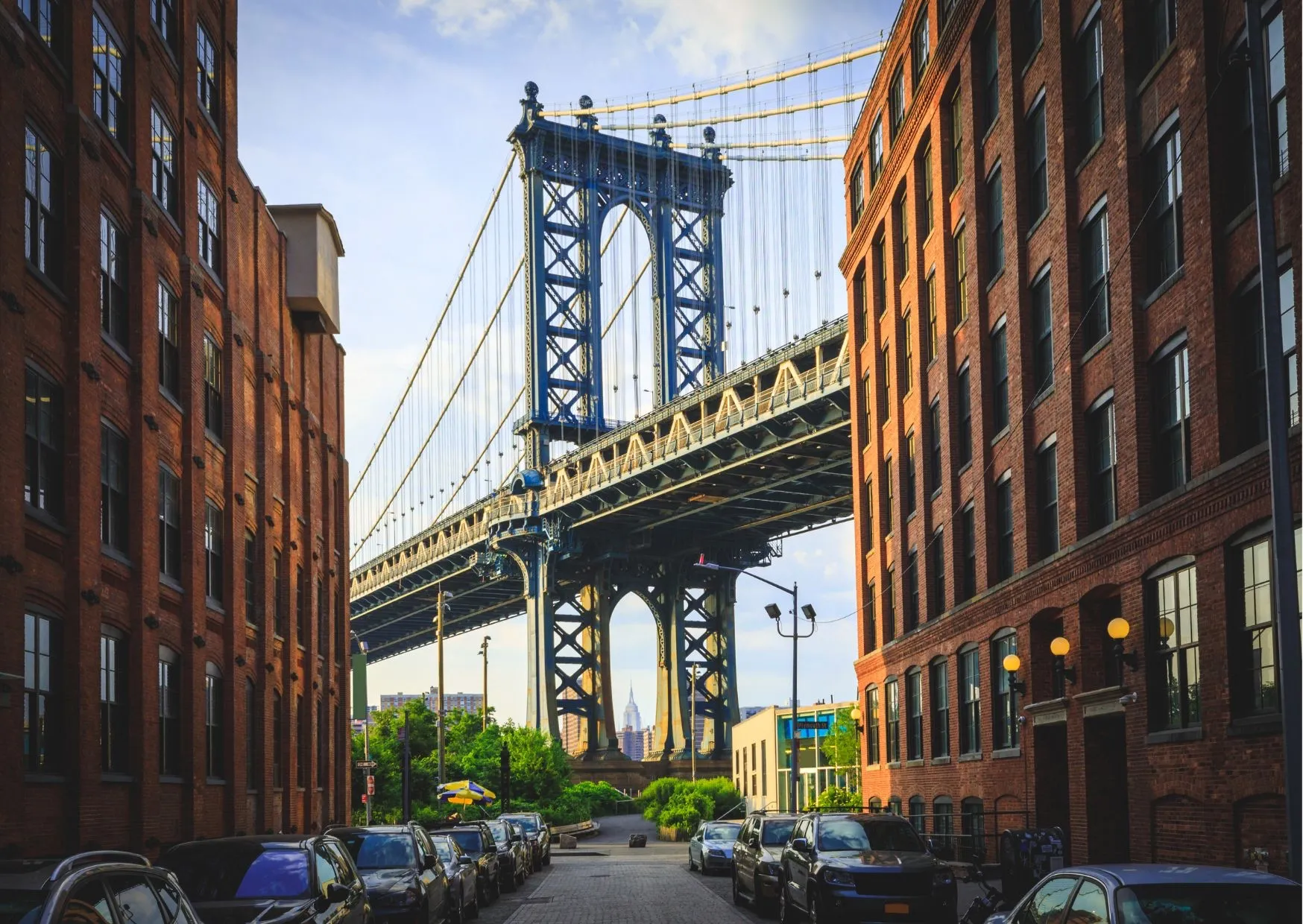 Straatbeeld van Manhattan met gele taxi's en hoge gebouwen in New York City
