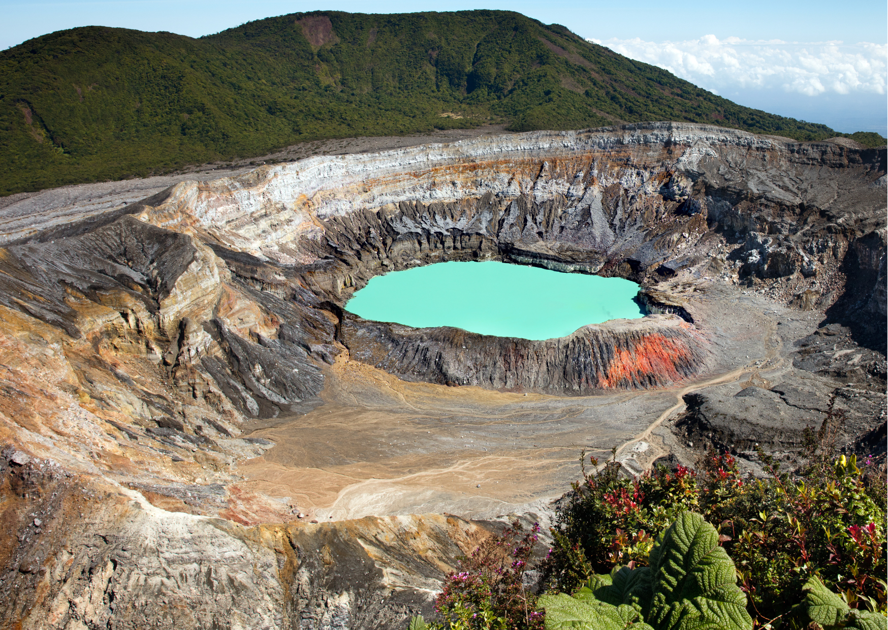Poás Vulkaan met turquoise kratermeer in Poás Volcano National Park tijdens een rondreis Costa Rica.
