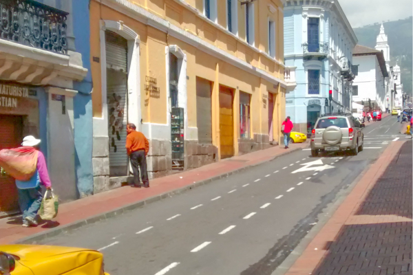 Straatbeeld in het historische centrum van Quito, met koloniale architectuur en levendig stadsleven.
