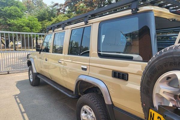 8-persoons Toyota Land Cruiser, ideaal voor grote gezinnen en vriendengroepen op rondreis door Namibië