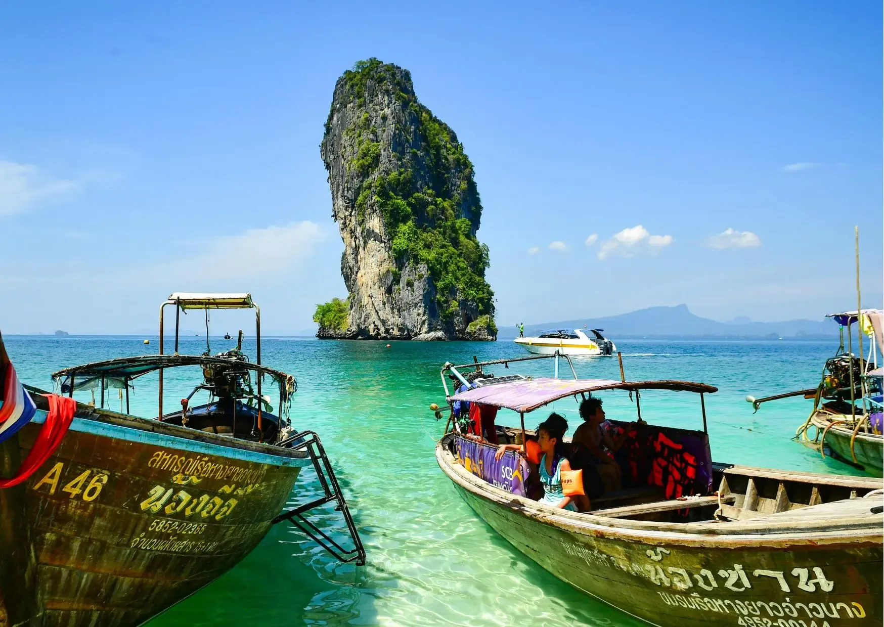 Traditionele longtailboot op het strand van Krabi Thailand