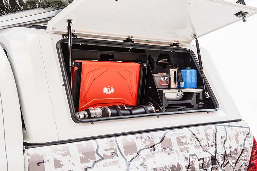 “Laadruimte van Toyota Hilux Expedition met 60 liter koelkast/vriezer, ammo boxes en kampeeruitrusting.”