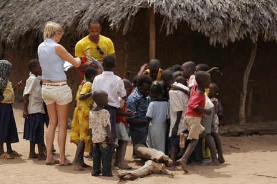 “Lokale bewoners in Mloka Village, traditioneel dorp bij Selous, Tanzania”