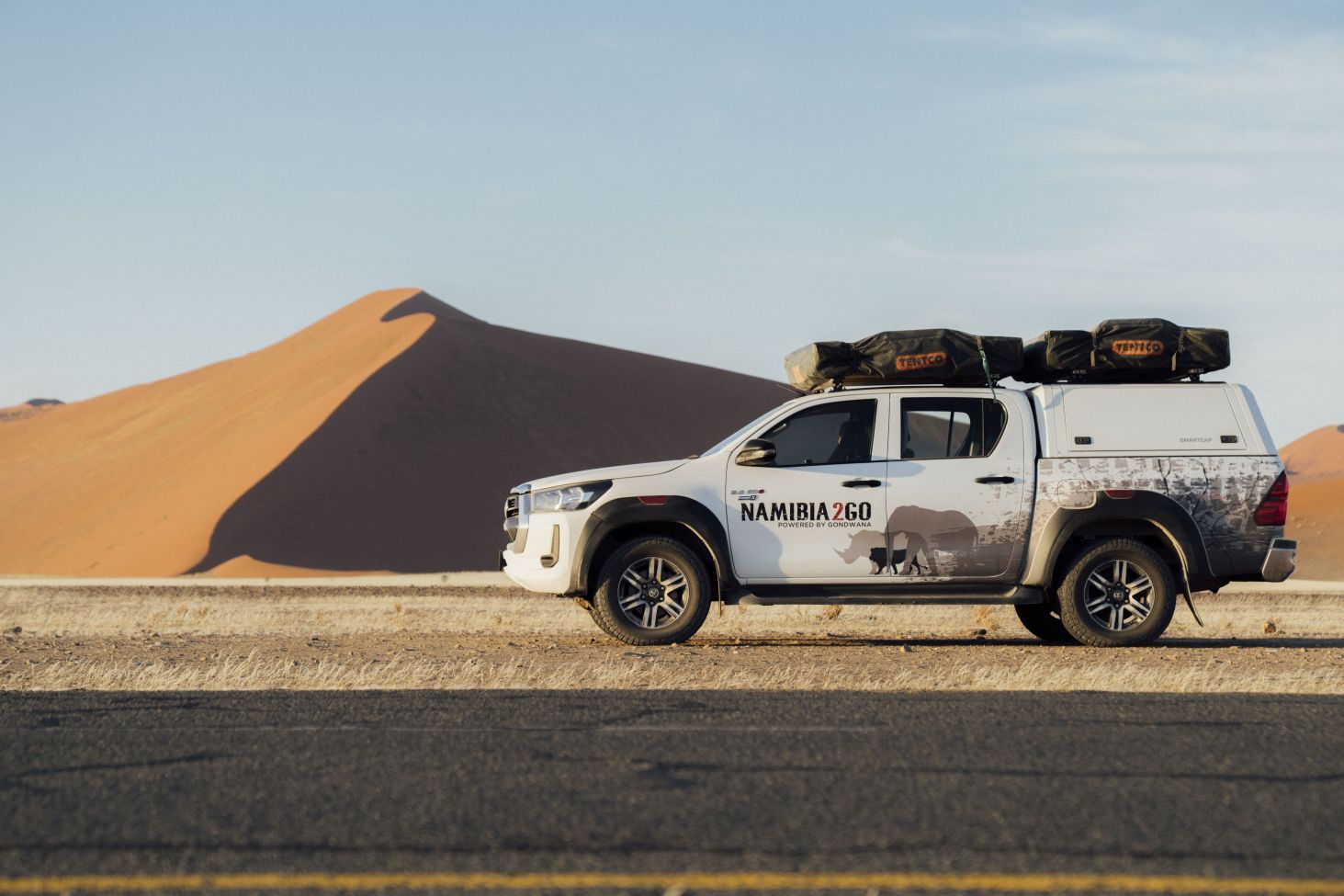 Toyota Hilux 4×4 met kampeerbox en daktent, perfect voor nationale parken en gravelwegen in Namibië
