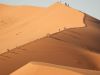 “Beklimmen van de iconische rode zandduinen in Sossusvlei, Namibië, bij zonsopkomst in het Namib-Naukluft Park.”