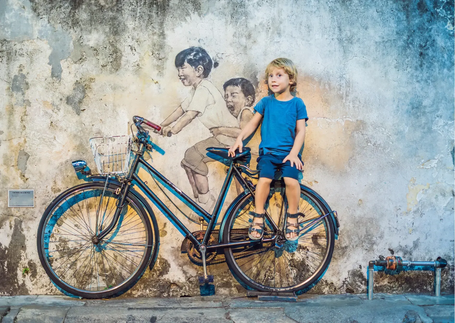 Kind op een fiets voor de muurschildering Little Children on a Bicycle