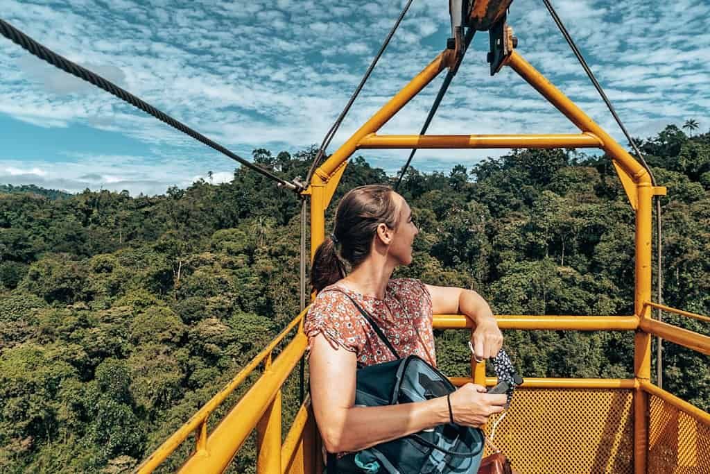 Tarabita-kabelbaan en wandelroute naar de Nambillo-waterval in het nevelwoud van Mindo.
