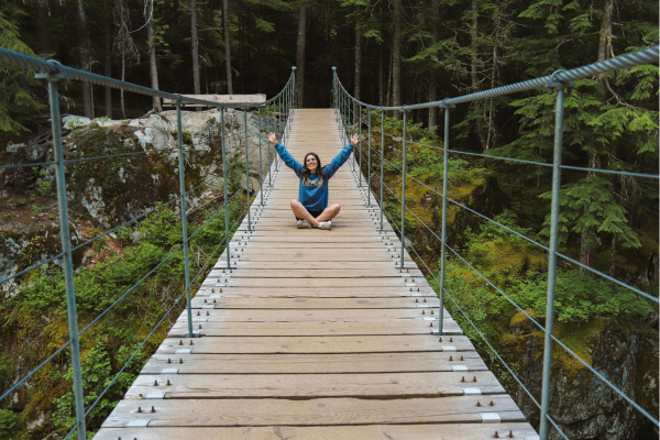 Uitzicht vanaf de hangbrug in Tsitsikamma over de kloof en het regenwoud aan de Garden Route.