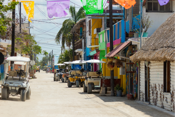 Isla Holbox _ “Golfkarretjes op zandpaden van Isla Holbox.”