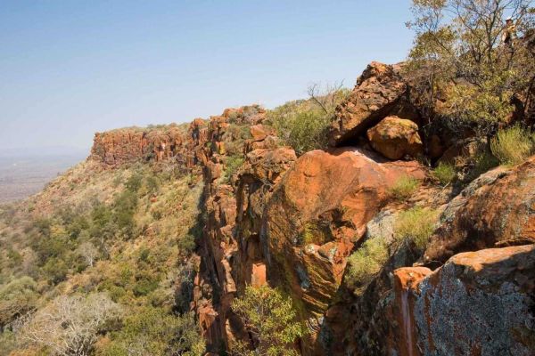 “Panoramisch uitzicht over het Waterberg Plateau in Namibië, een indrukwekkende wandelbestemming met uitgestrekt natuur- en savannelandschap.”