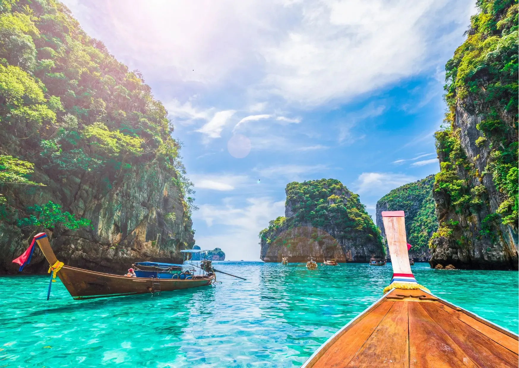 Imposante kalkstenen rotsen bij Phi Phi Islands Thailand
