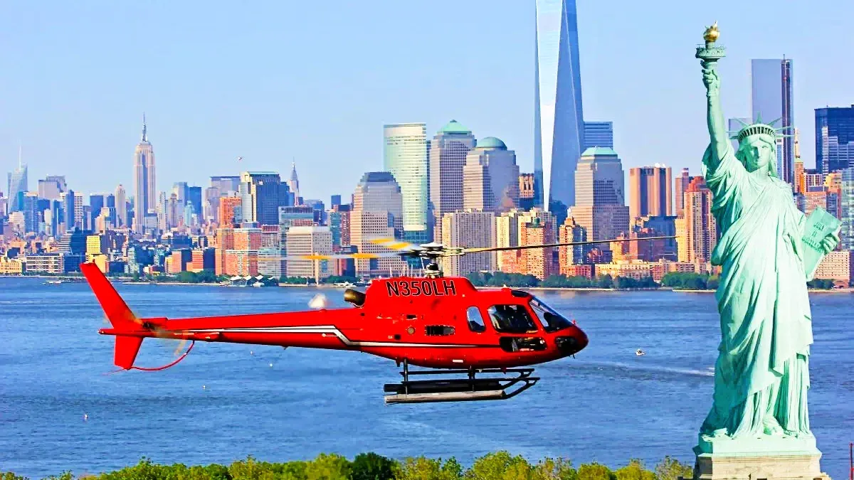 Helikoptervlucht boven Manhattan met uitzicht op de skyline, Hudson River en het Vrijheidsbeeld.